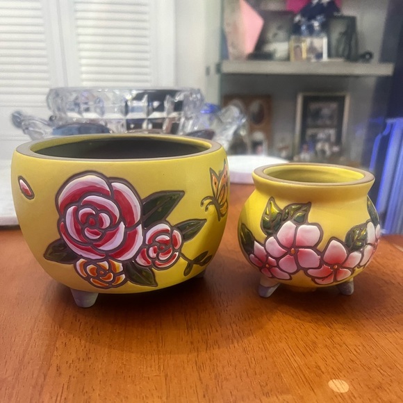 ☺️TWO BEAUTIFUL YELLOW PLANT POTS😘 - Picture 1 of 10